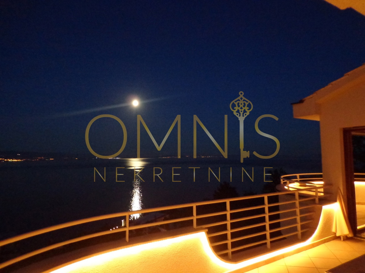 OPATIJA – DVONADSTROPNO STANOVANJE V VILI S PANORAMSKIM RAZGLEDOM NA MORJE