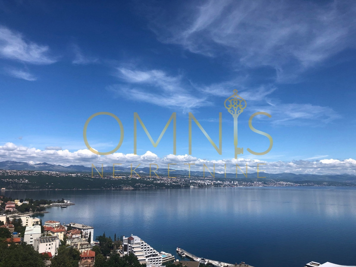 OPATIJA – DVONADSTROPNO STANOVANJE V VILI S PANORAMSKIM RAZGLEDOM NA MORJE