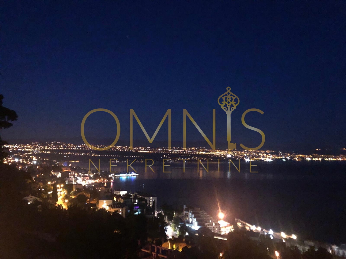 OPATIJA – DVONADSTROPNO STANOVANJE V VILI S PANORAMSKIM RAZGLEDOM NA MORJE