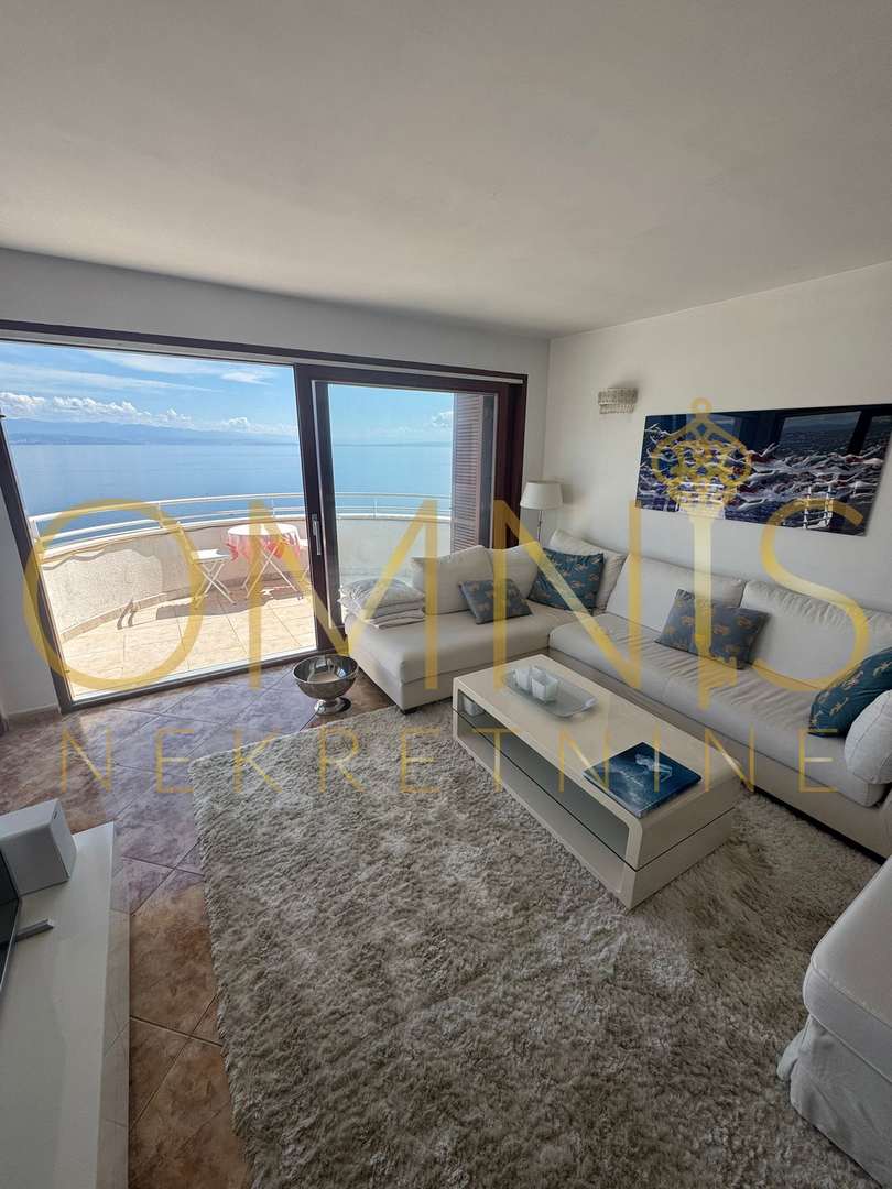 OPATIJA – DVONADSTROPNO STANOVANJE V VILI S PANORAMSKIM RAZGLEDOM NA MORJE