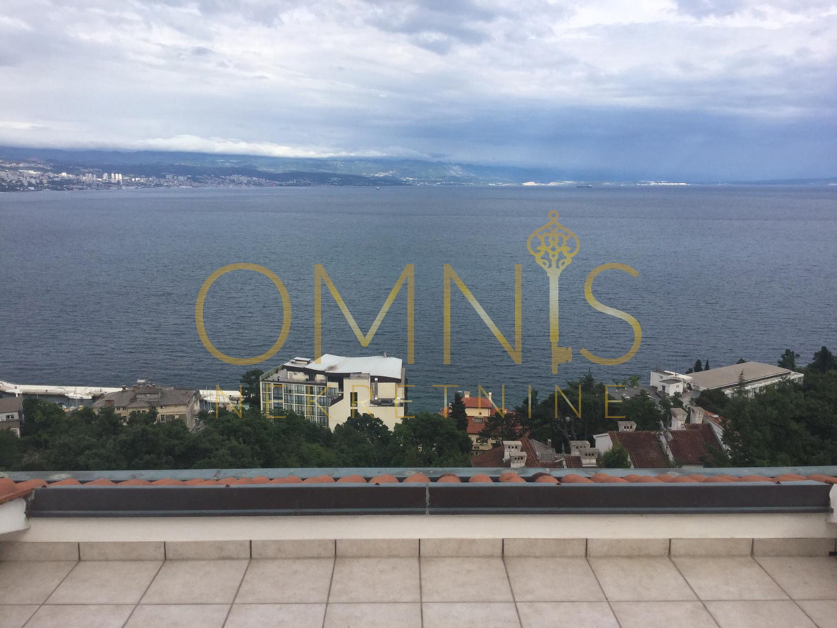 OPATIJA – DVONADSTROPNO STANOVANJE V VILI S PANORAMSKIM RAZGLEDOM NA MORJE