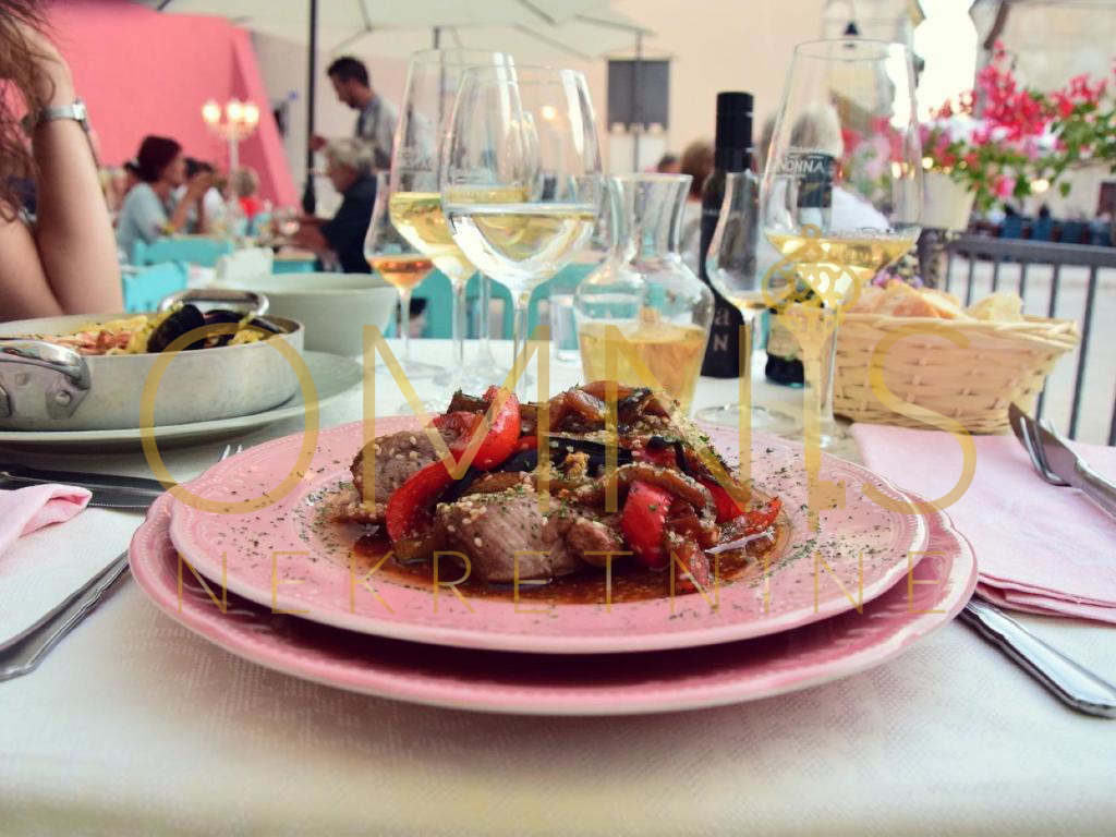 FAŽANA – RESTAVRACIJA IN BOUTIQUE HOTEL Z DEDIŠČINO V 500 LET STARI ZGRADBI, 100 m OD MORJA