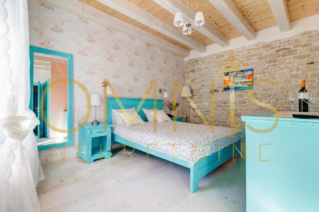 FAŽANA – RESTAVRACIJA IN BOUTIQUE HOTEL Z DEDIŠČINO V 500 LET STARI ZGRADBI, 100 m OD MORJA