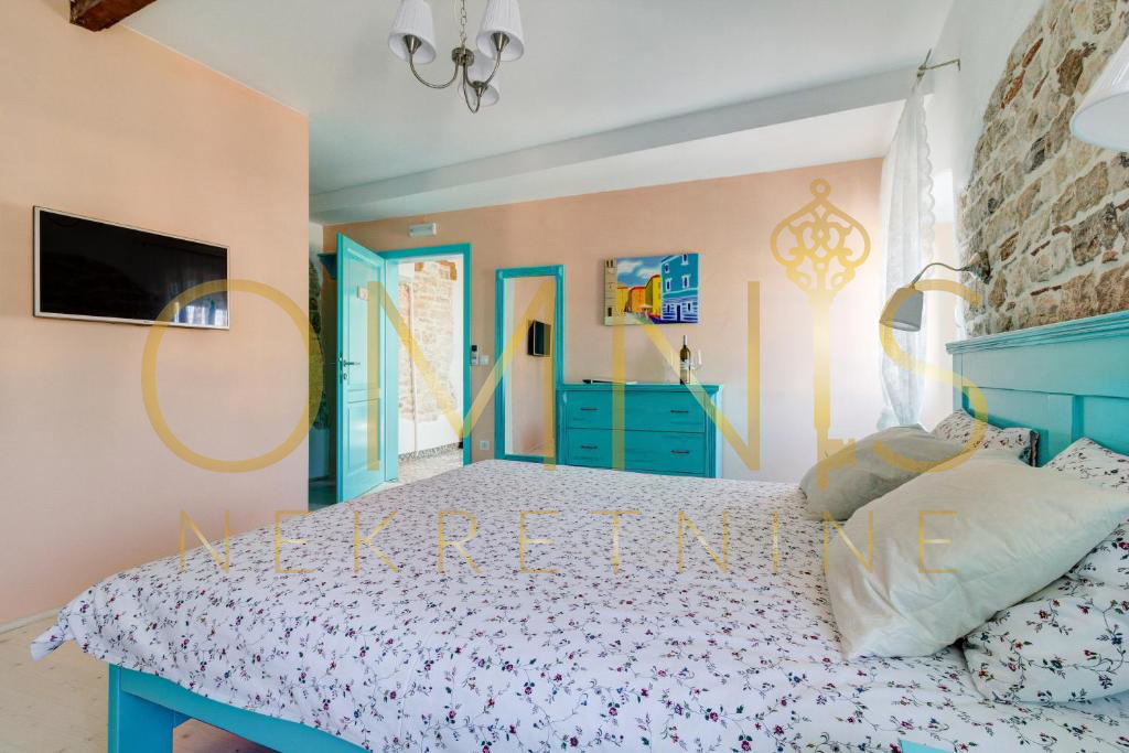 FAŽANA – RESTAVRACIJA IN BOUTIQUE HOTEL Z DEDIŠČINO V 500 LET STARI ZGRADBI, 100 m OD MORJA