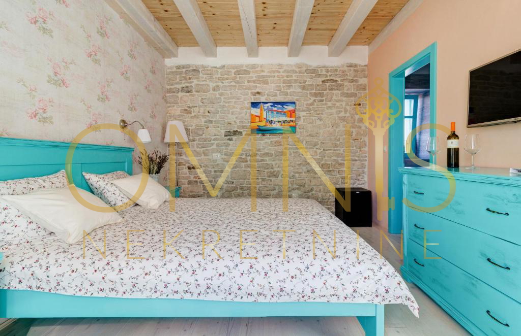 FAŽANA – RESTAVRACIJA IN BOUTIQUE HOTEL Z DEDIŠČINO V 500 LET STARI ZGRADBI, 100 m OD MORJA