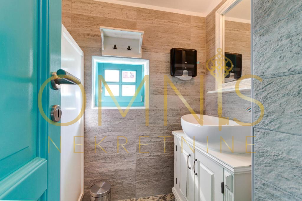 FAŽANA – RESTAVRACIJA IN BOUTIQUE HOTEL Z DEDIŠČINO V 500 LET STARI ZGRADBI, 100 m OD MORJA