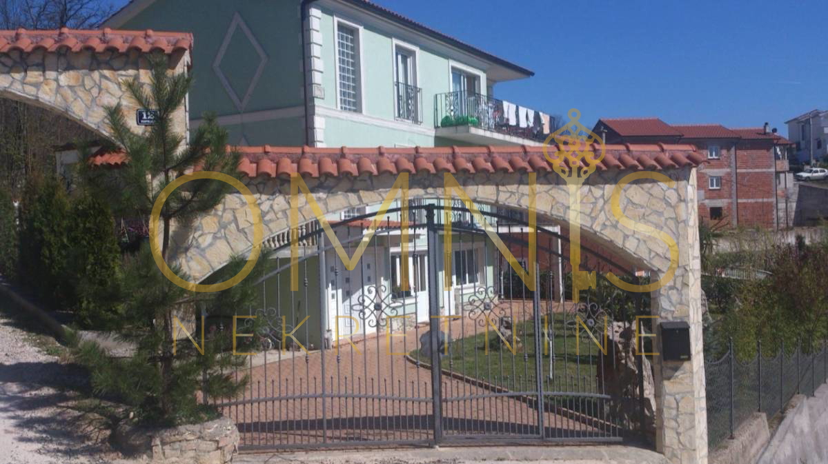 Samostojna hiša na Kastvu – urejena, prostorna in idealna za družinsko življenje ali turizem