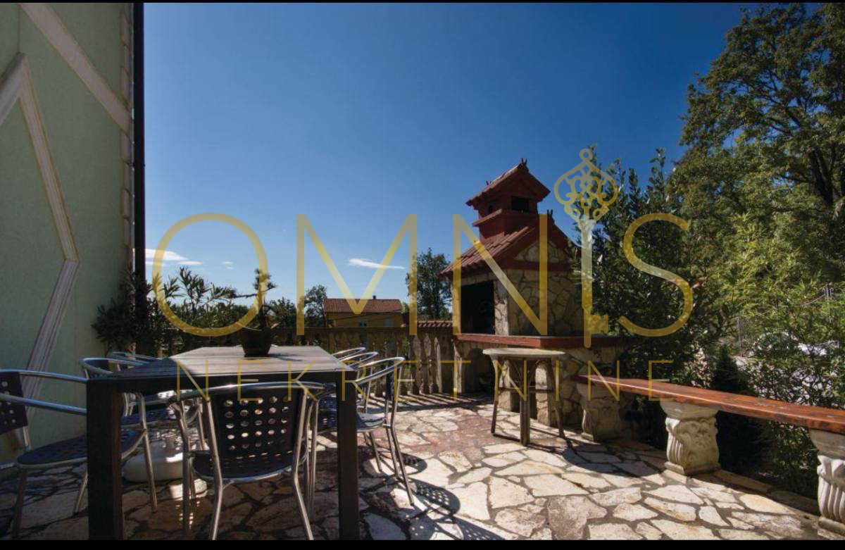 Samostojna hiša na Kastvu – urejena, prostorna in idealna za družinsko življenje ali turizem