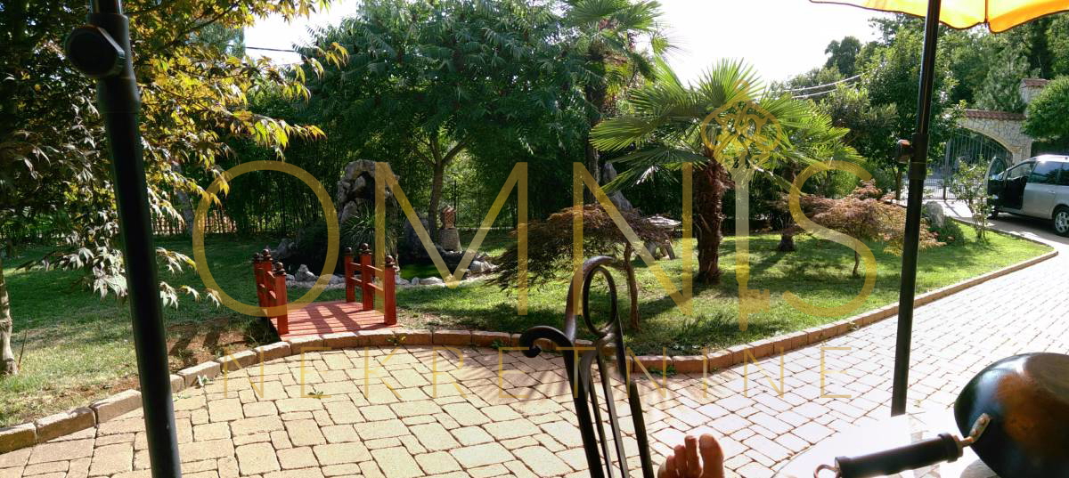 Samostojna hiša na Kastvu – urejena, prostorna in idealna za družinsko življenje ali turizem