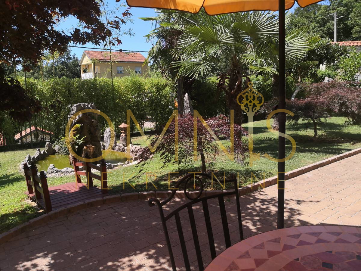 Samostojna hiša na Kastvu – urejena, prostorna in idealna za družinsko življenje ali turizem