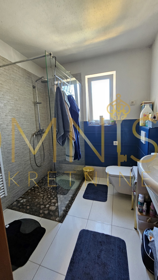 Brešca, etaža, trisobno stanovanje z dnevno sobo