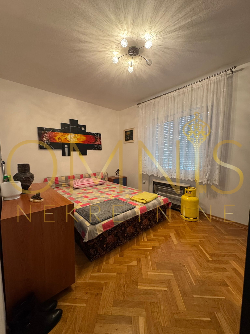 Juraši, samostojna hiša s tremi stanovanji in dvema garažama – idealna za družino ali naložbo