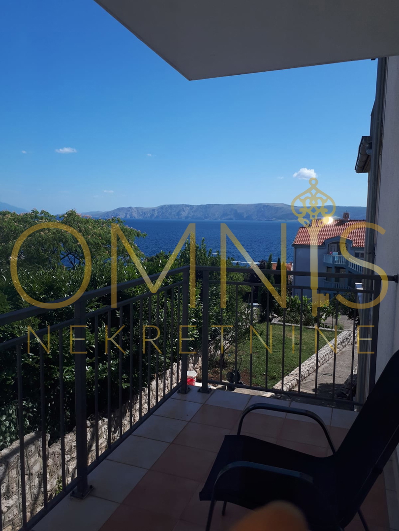 NOVI VINODOLSKI – HIŠA S 3 STANOVANJI, 150 M OD MORJA, PANORAMSKI RAZGLED