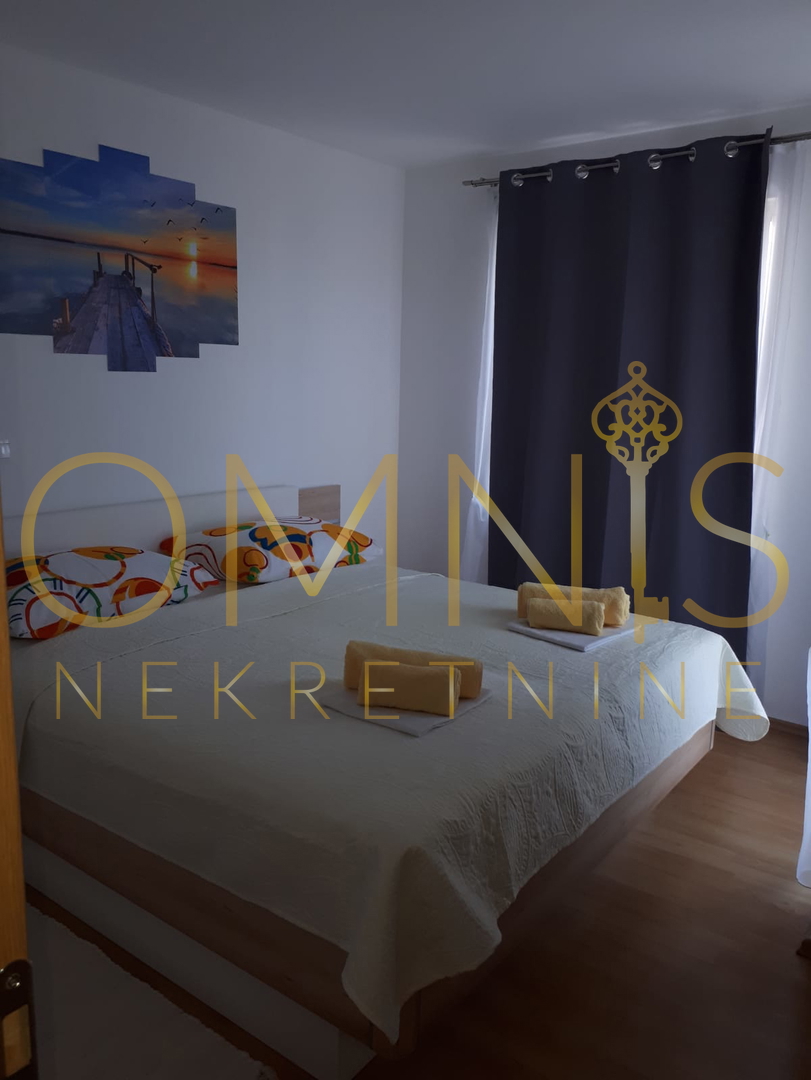 NOVI VINODOLSKI – HIŠA S 3 STANOVANJI, 150 M OD MORJA, PANORAMSKI RAZGLED