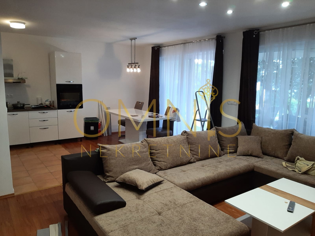 NOVI VINODOLSKI – HIŠA S 3 STANOVANJI, 150 M OD MORJA, PANORAMSKI RAZGLED