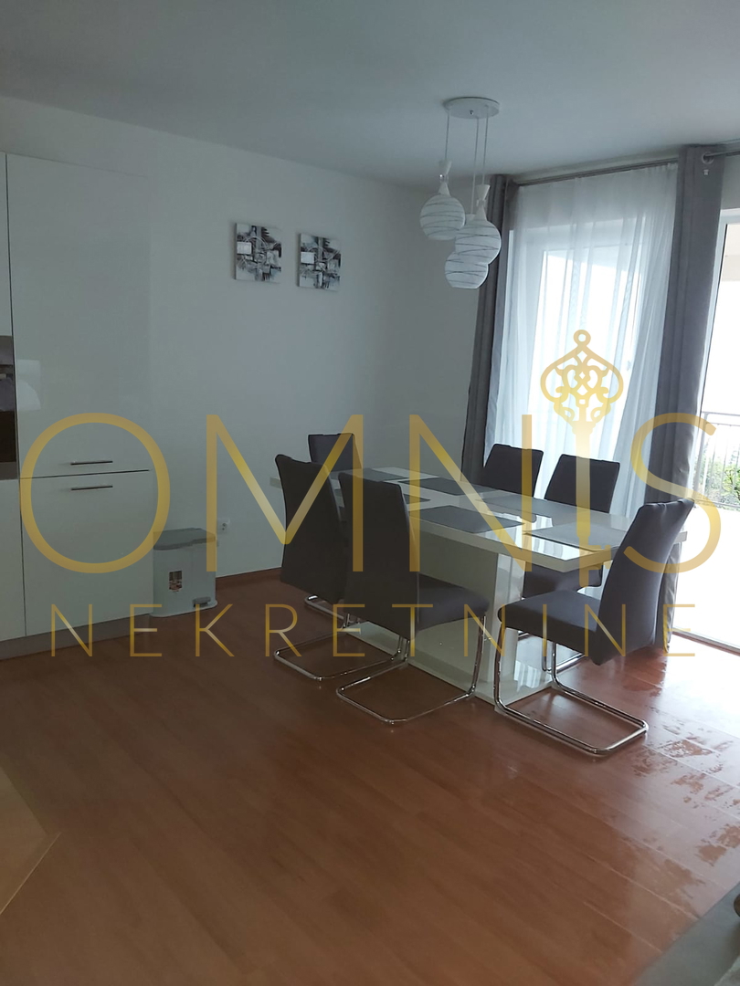 NOVI VINODOLSKI – HIŠA S 3 STANOVANJI, 150 M OD MORJA, PANORAMSKI RAZGLED