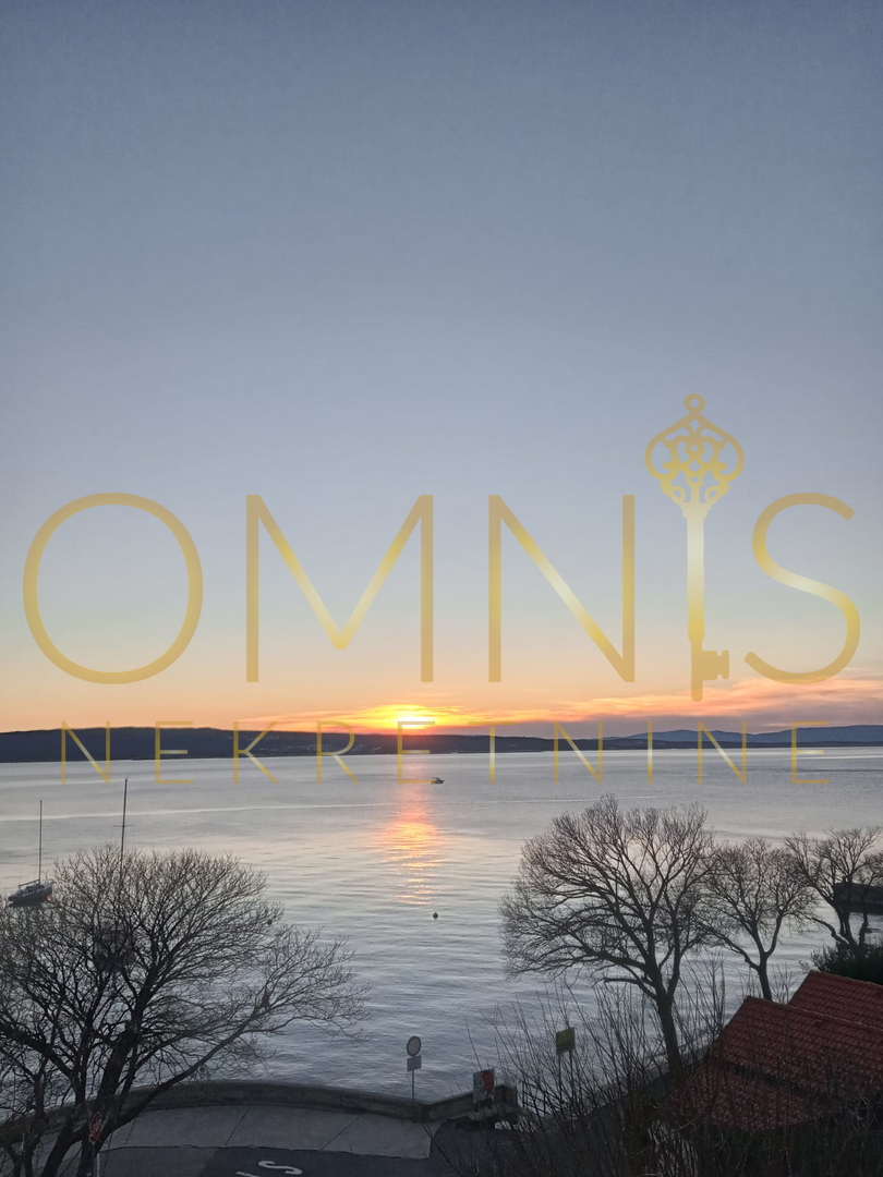 NOVI VINODOLSKI – HIŠA S 3 STANOVANJI, 150 M OD MORJA, PANORAMSKI RAZGLED