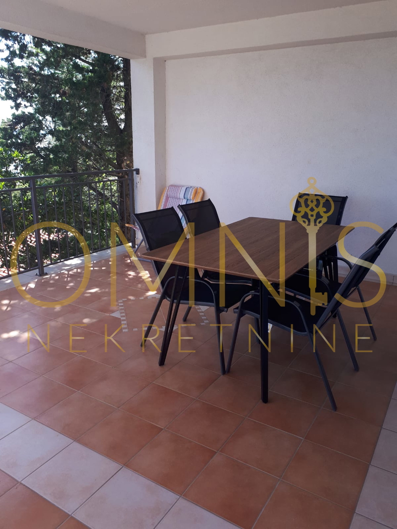 NOVI VINODOLSKI – HIŠA S 3 STANOVANJI, 150 M OD MORJA, PANORAMSKI RAZGLED