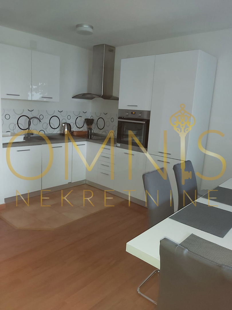 NOVI VINODOLSKI – HIŠA S 3 STANOVANJI, 150 M OD MORJA, PANORAMSKI RAZGLED