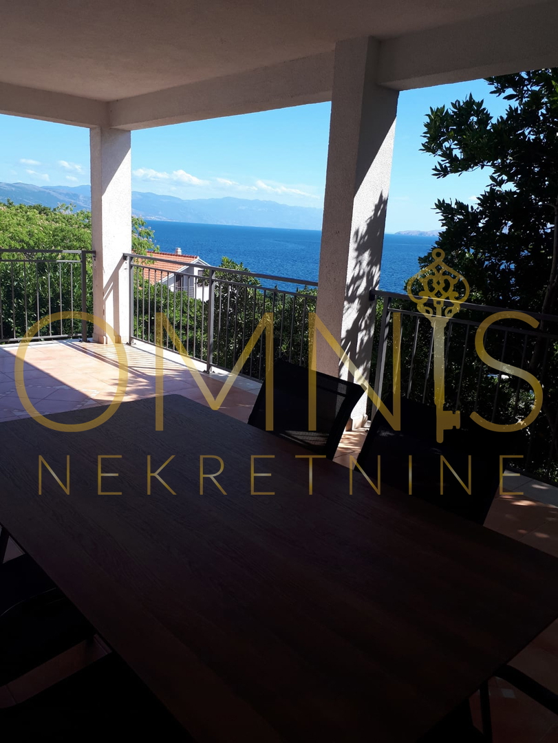 NOVI VINODOLSKI – HIŠA S 3 STANOVANJI, 150 M OD MORJA, PANORAMSKI RAZGLED