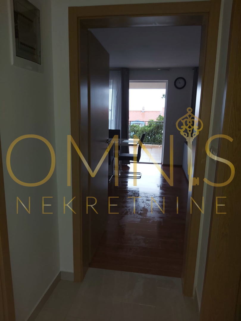 NOVI VINODOLSKI – HIŠA S 3 STANOVANJI, 150 M OD MORJA, PANORAMSKI RAZGLED