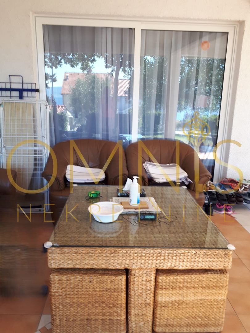 NOVI VINODOLSKI – HIŠA S 3 STANOVANJI, 150 M OD MORJA, PANORAMSKI RAZGLED