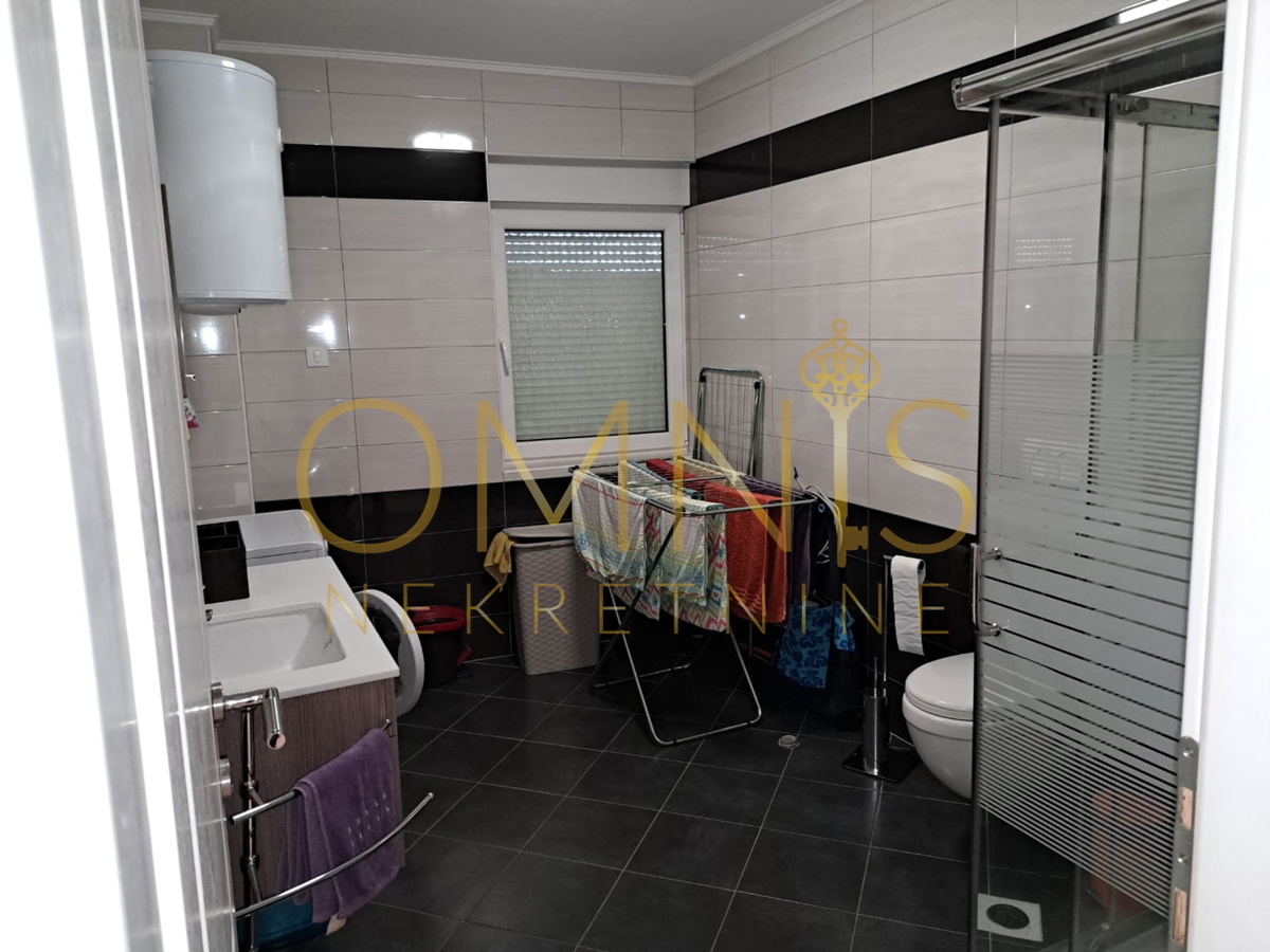 Crikvenica, stanovanje 100 m2, 2 sobe + dnevna soba, 3 parkirna mesta, prodaja!
