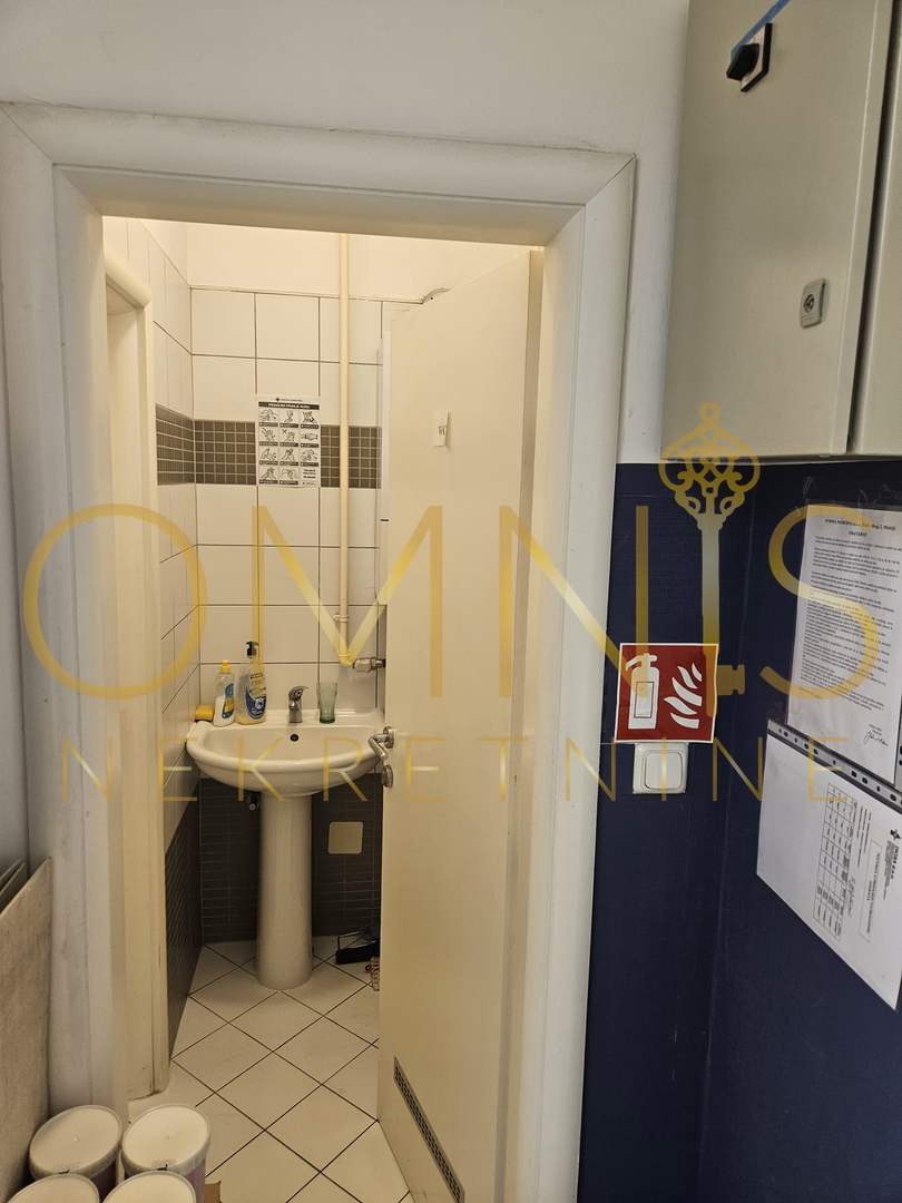 Škurinje – Poslovni prostor z dvema parkirnima mestoma, 83 m²