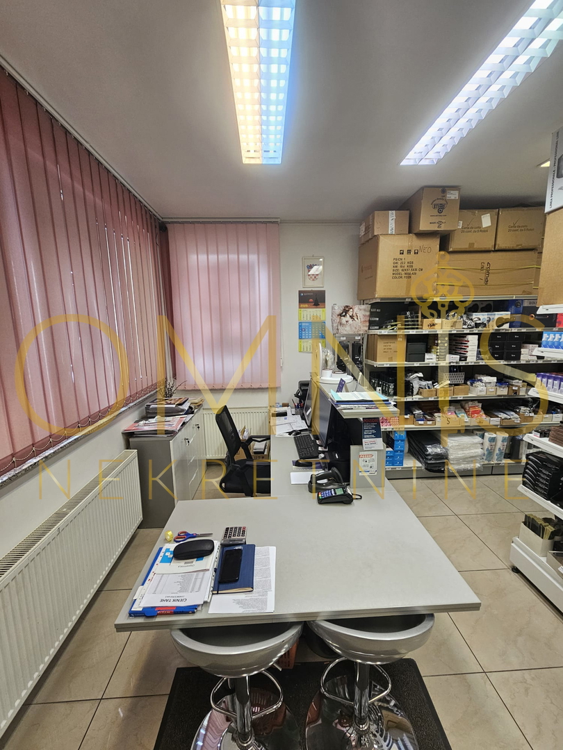 Škurinje – Poslovni prostor z dvema parkirnima mestoma, 83 m²