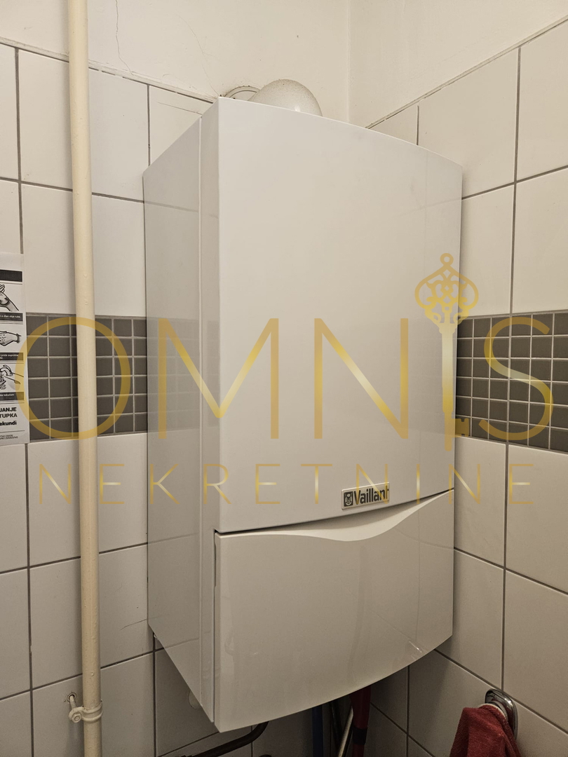 Škurinje – Poslovni prostor z dvema parkirnima mestoma, 83 m²