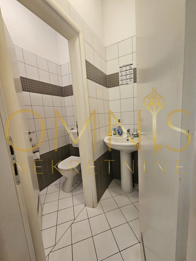 Škurinje – Poslovni prostor z dvema parkirnima mestoma, 83 m²