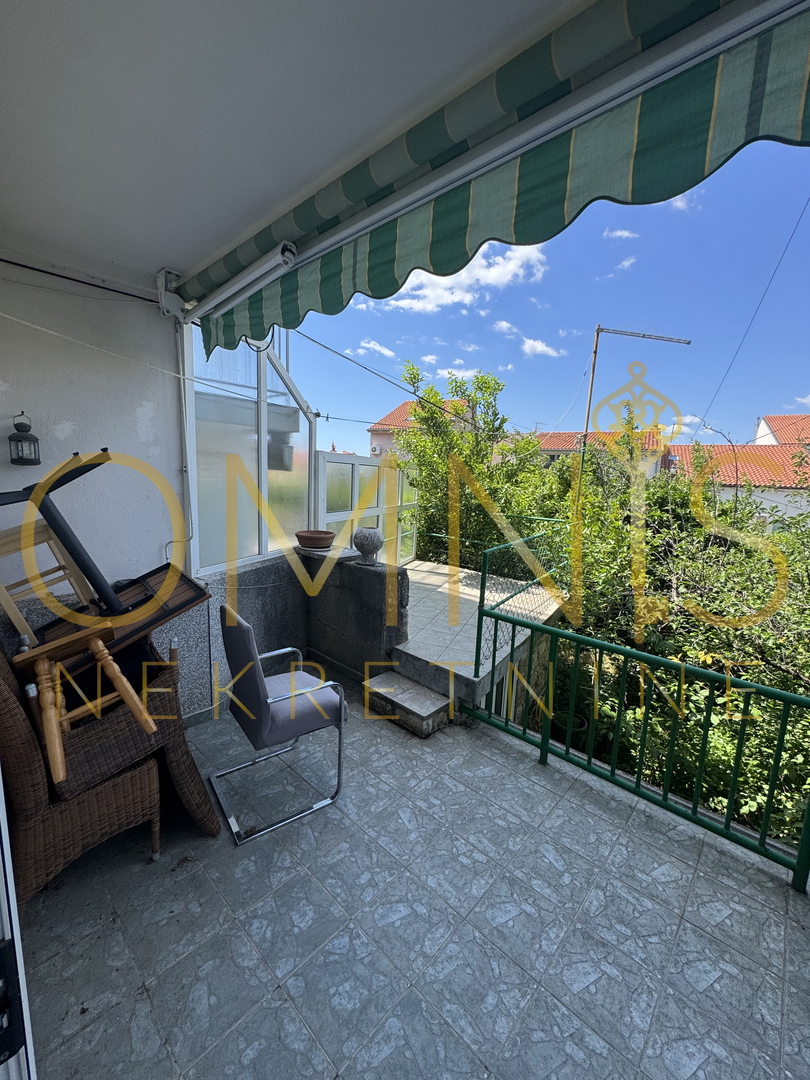 CRIKVENICA – Stanovanje s teraso, vrtom in dvema kletema, le 200 m od morja
