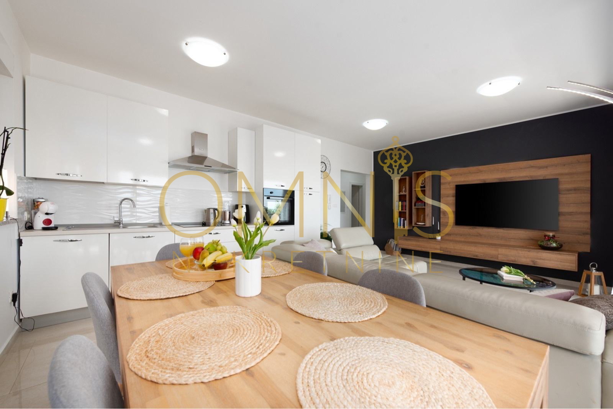 MATULJI – MODERNO STANOVANJE 95 m² Z RAZGLEDOM NA KVARNER, 2 PARKIRNI PROSTOR IN LASTNO DVORIŠČE