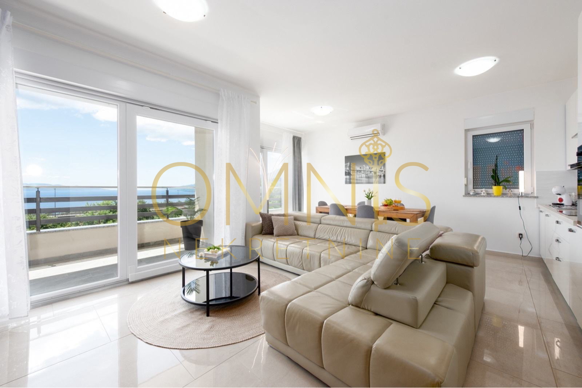 MATULJI – MODERNO STANOVANJE 95 m² Z RAZGLEDOM NA KVARNER, 2 PARKIRNI PROSTOR IN LASTNO DVORIŠČE