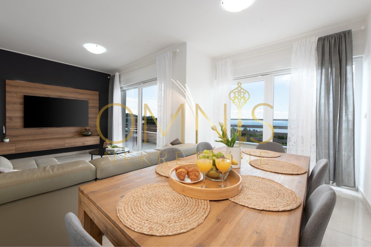 MATULJI – MODERNO STANOVANJE 95 m² Z RAZGLEDOM NA KVARNER, 2 PARKIRNI PROSTOR IN LASTNO DVORIŠČE