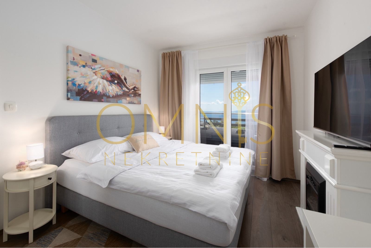 MATULJI – MODERNO STANOVANJE 95 m² Z RAZGLEDOM NA KVARNER, 2 PARKIRNI PROSTOR IN LASTNO DVORIŠČE