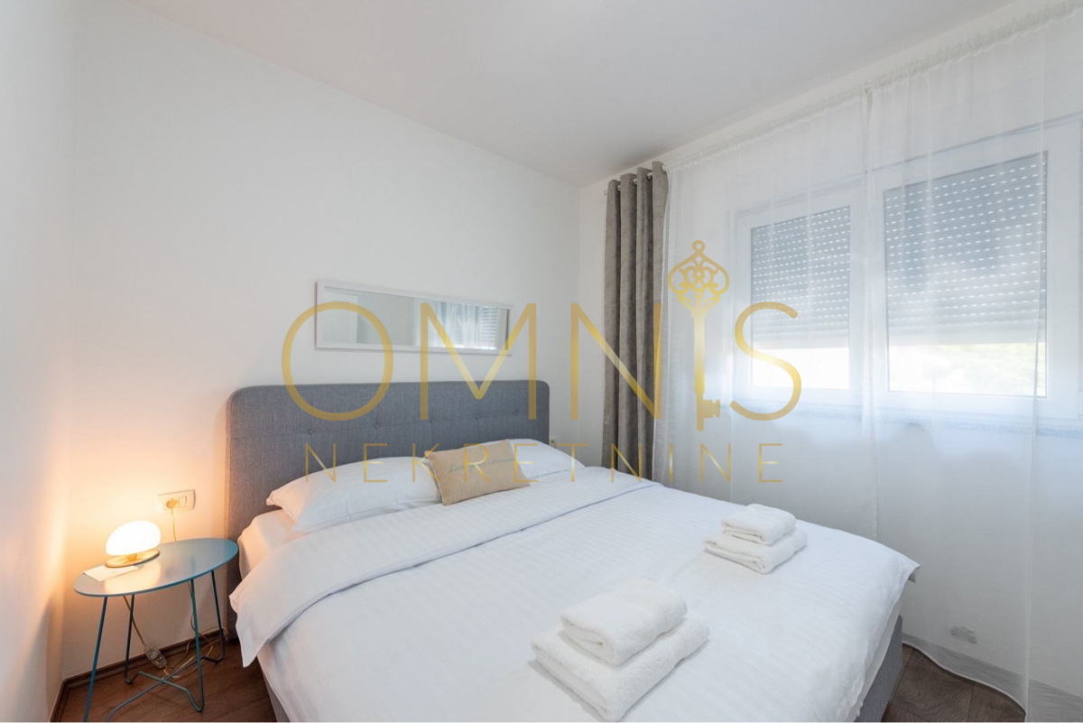 MATULJI – MODERNO STANOVANJE 95 m² Z RAZGLEDOM NA KVARNER, 2 PARKIRNI PROSTOR IN LASTNO DVORIŠČE