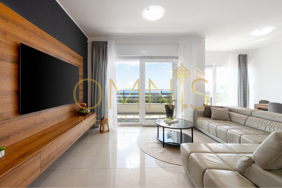 MATULJI – MODERNO STANOVANJE 95 m² Z RAZGLEDOM NA KVARNER, 2 PARKIRNI PROSTOR IN LASTNO DVORIŠČE