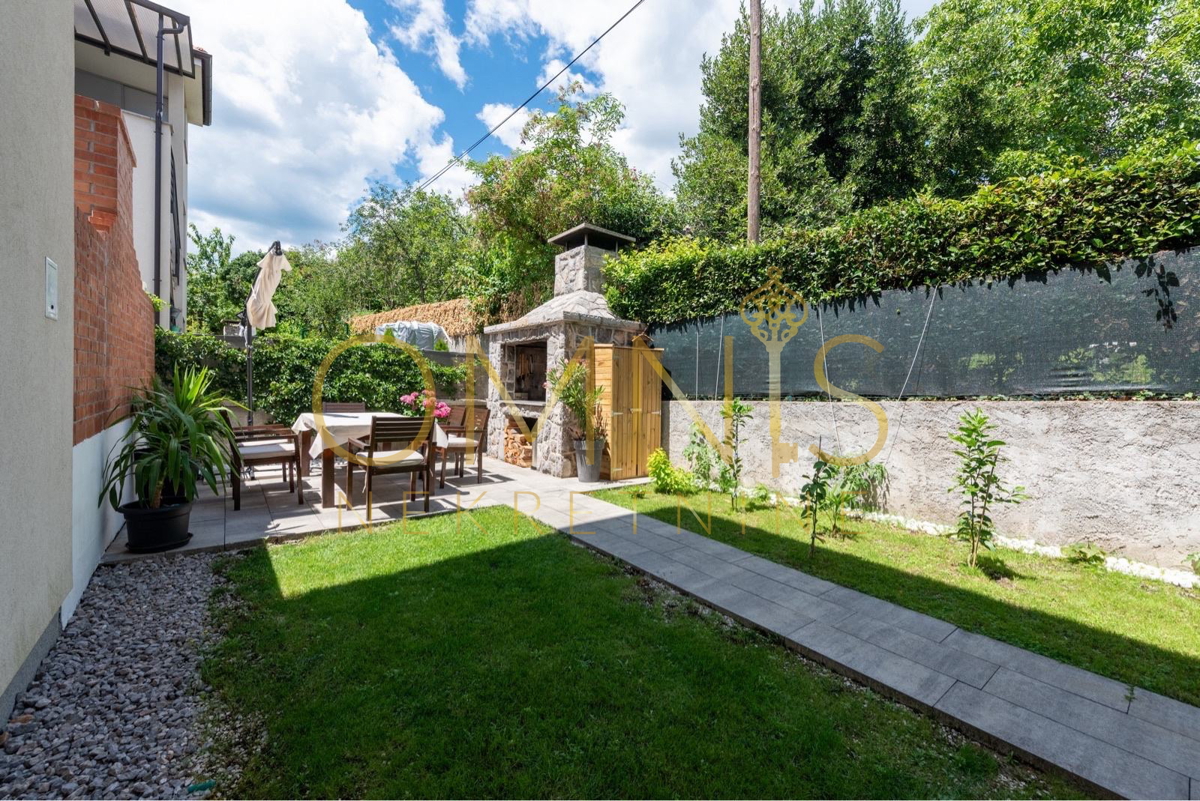 MATULJI – MODERNO STANOVANJE 95 m² Z RAZGLEDOM NA KVARNER, 2 PARKIRNI PROSTOR IN LASTNO DVORIŠČE