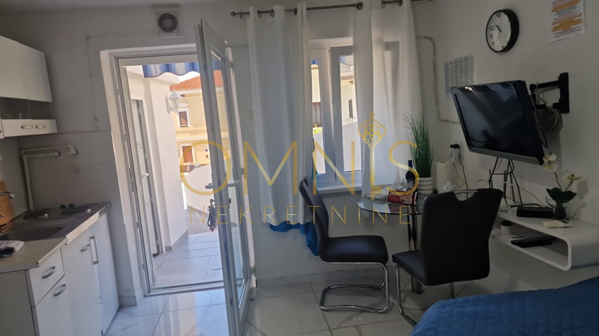 NOVOUREJENA HIŠA S STUDIJSKIM STANOVANJEM V SREDIŠČU CRIKVENICE