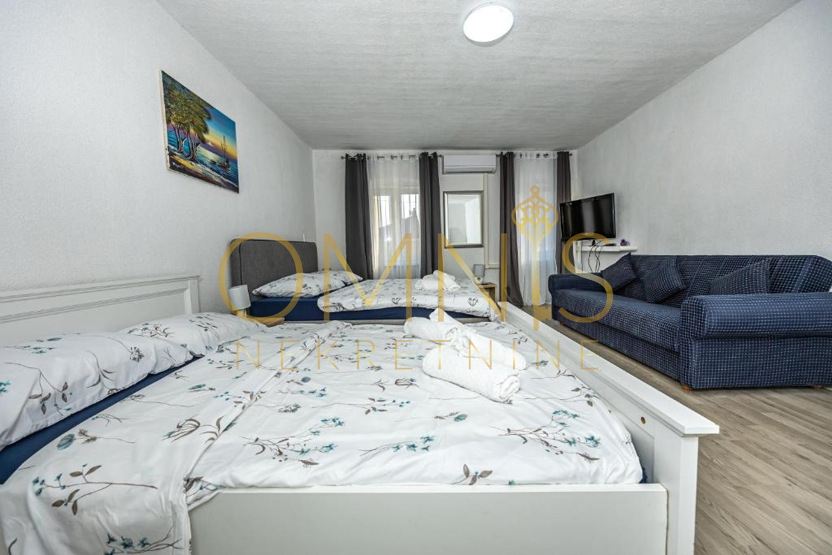 NOVOUREJENA HIŠA S STUDIJSKIM STANOVANJEM V SREDIŠČU CRIKVENICE