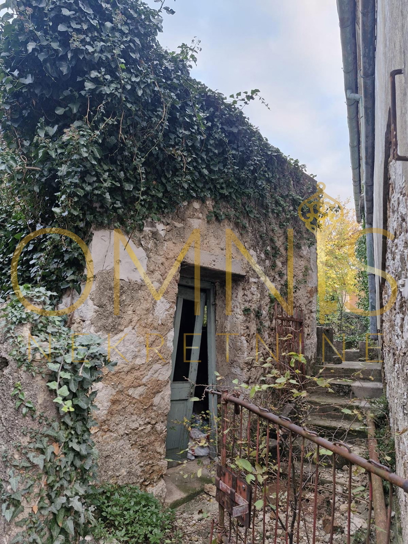 Kraljevica – samostojna vrstna hiša, 180 m² + dvorišče 315 m² – HIŠA ZA POPOLNO ADAPTACIJO