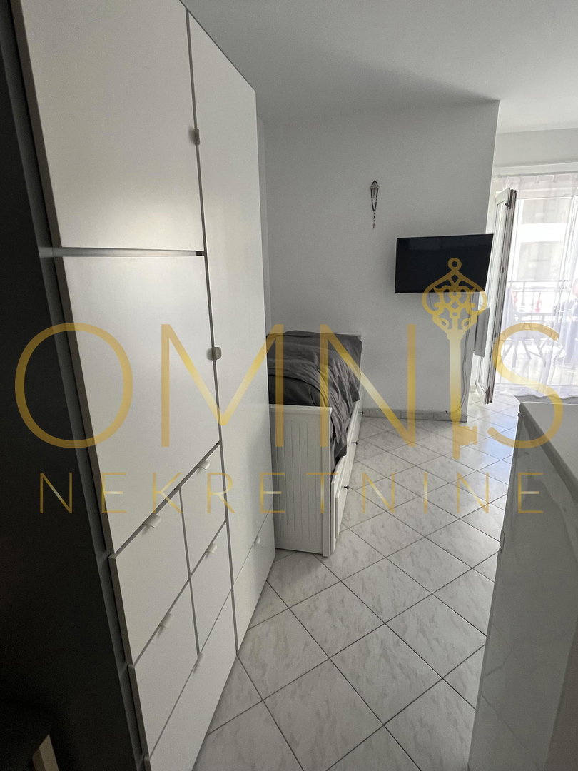 Prodaja se čarobno stanovanje z razgledom na morje v Dramlju (Crikvenica) – idealna naložba ali prvi dom ob morju!