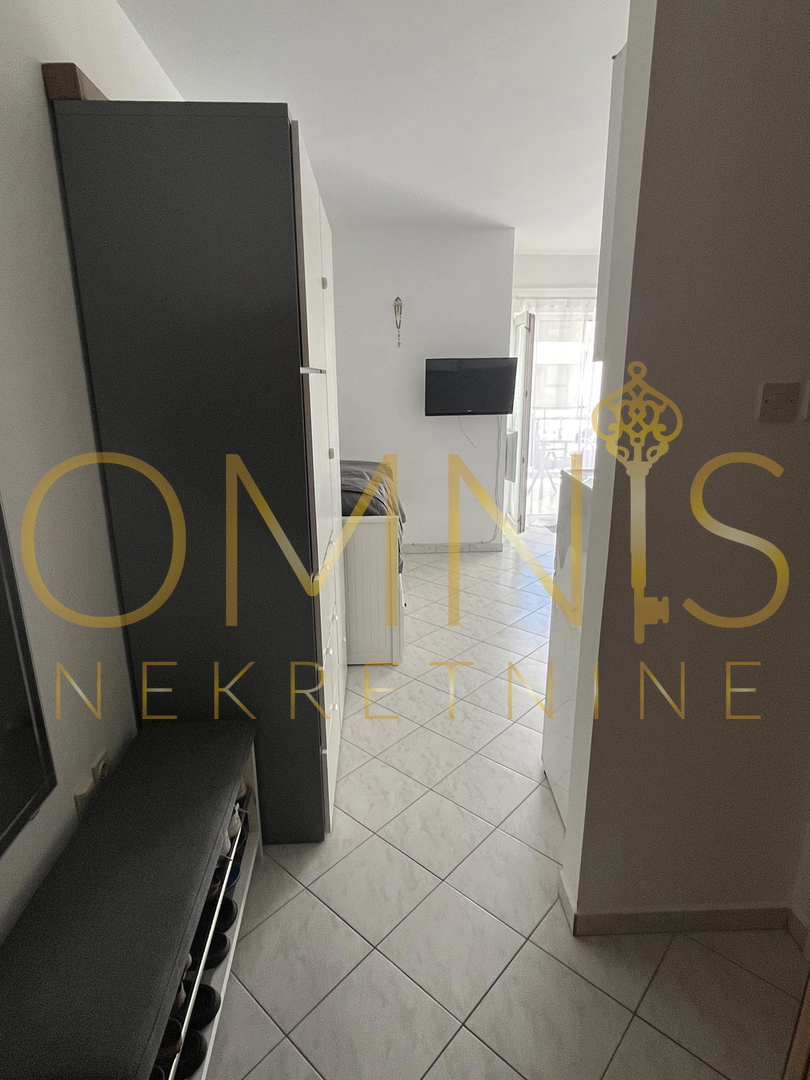 Prodaja se čarobno stanovanje z razgledom na morje v Dramlju (Crikvenica) – idealna naložba ali prvi dom ob morju!