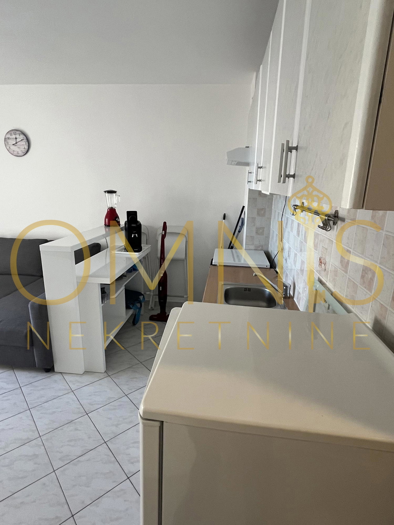 Prodaja se čarobno stanovanje z razgledom na morje v Dramlju (Crikvenica) – idealna naložba ali prvi dom ob morju!