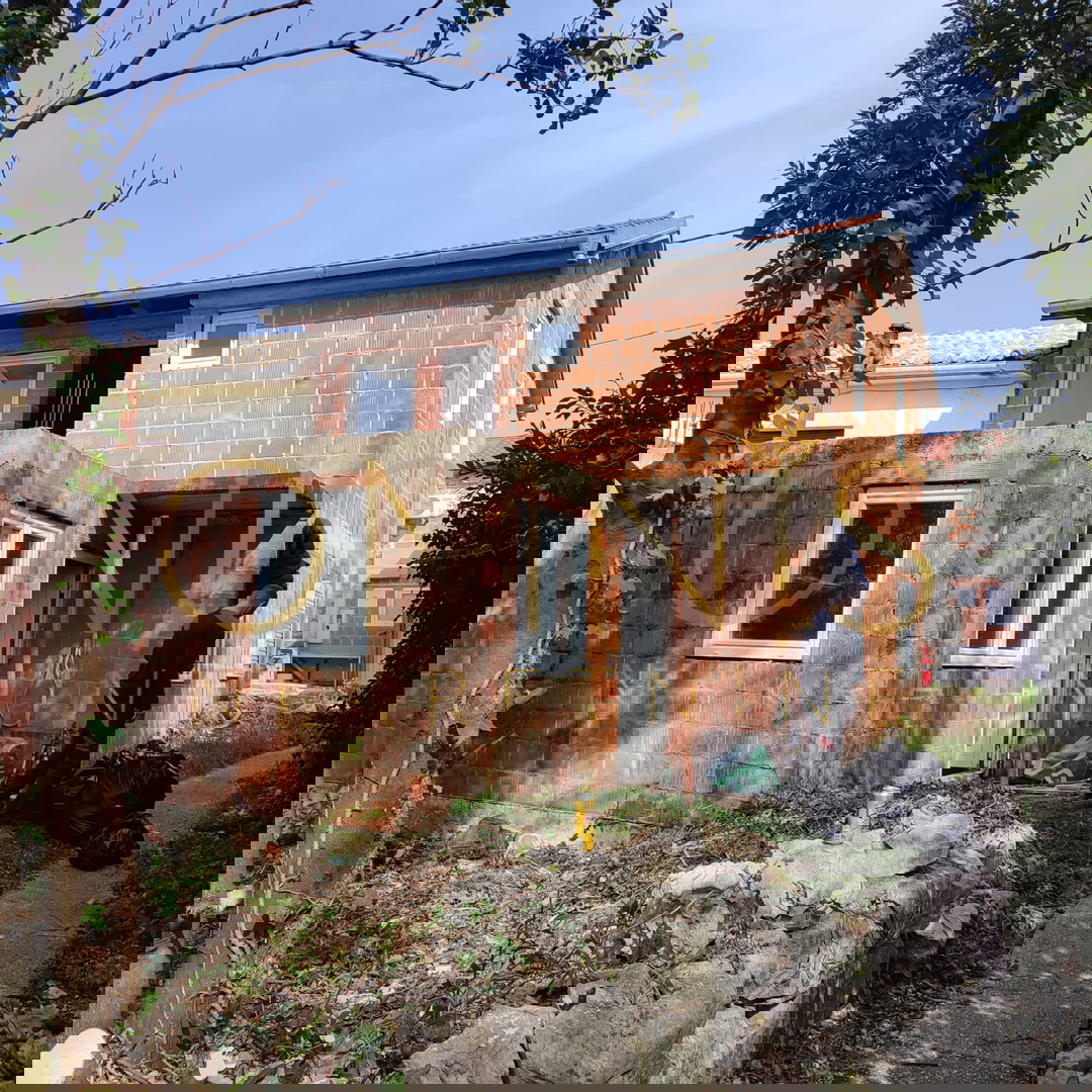 Prodaja se hiša v roh-bau stanju v Jadranovu, 98 m², z zemljiščem – blizu morja