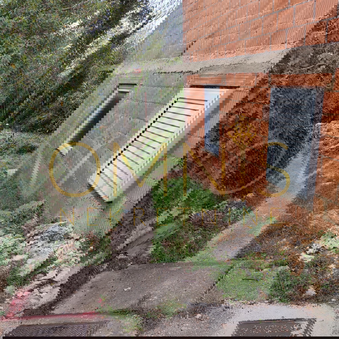 Prodaja se hiša v roh-bau stanju v Jadranovu, 98 m², z zemljiščem – blizu morja
