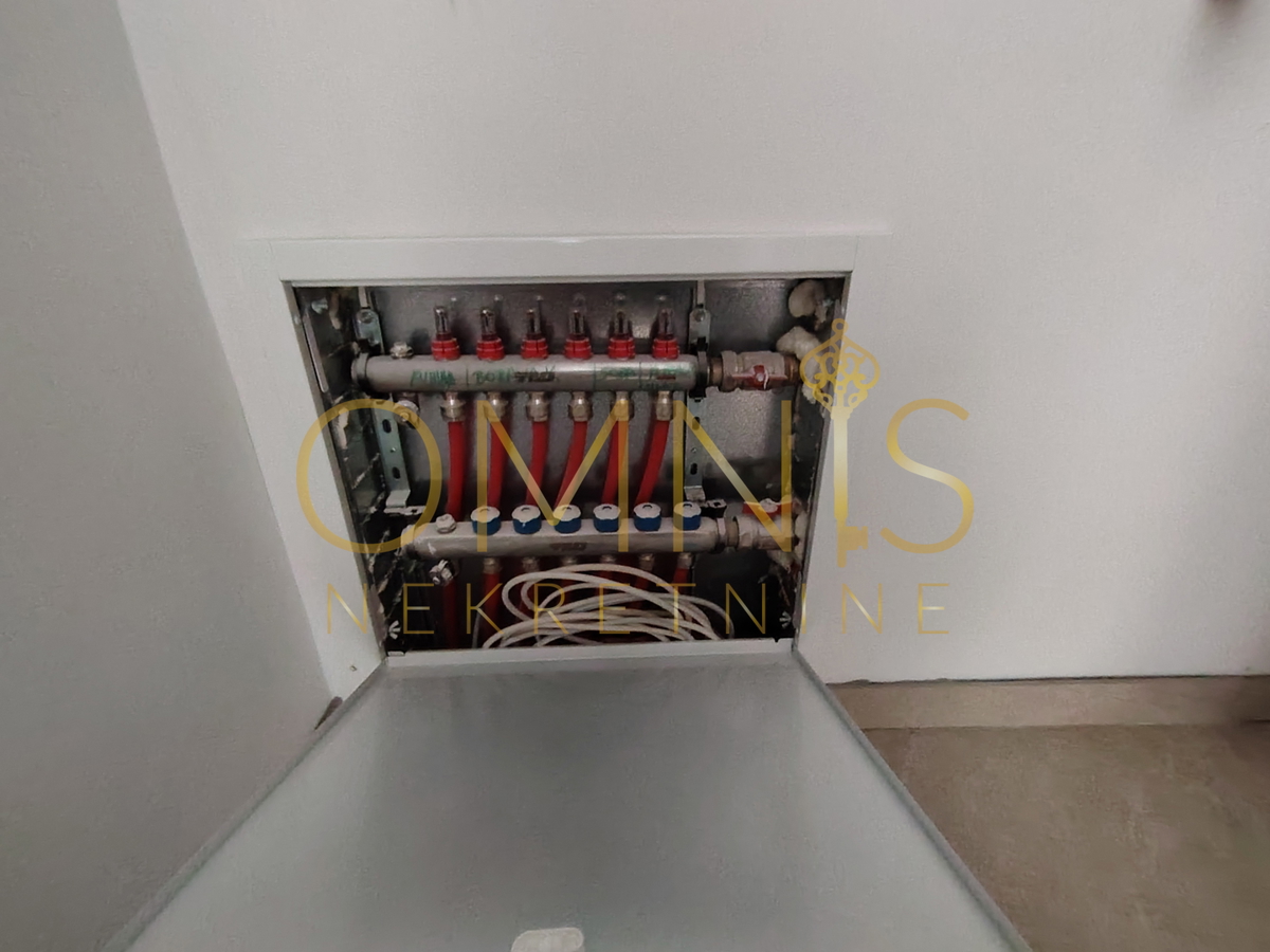 Luksuzno stanovanje s bazenom in vrtom – 152 m² + 200 m² zasebnega zunanjega prostora
