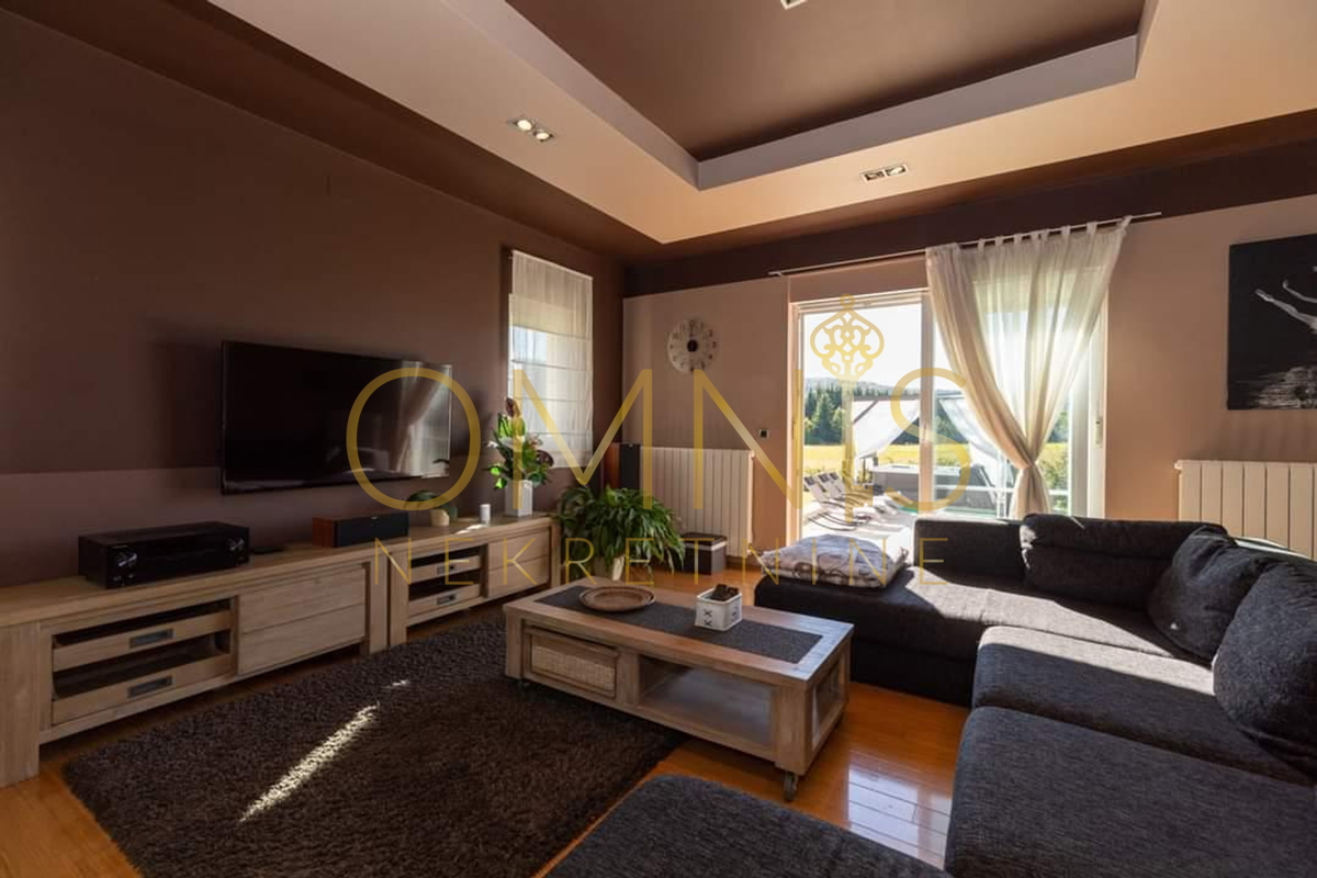Čudovita počitniška hiša v Ravni Gori, 345 m² + zemljišče 1300 m²
