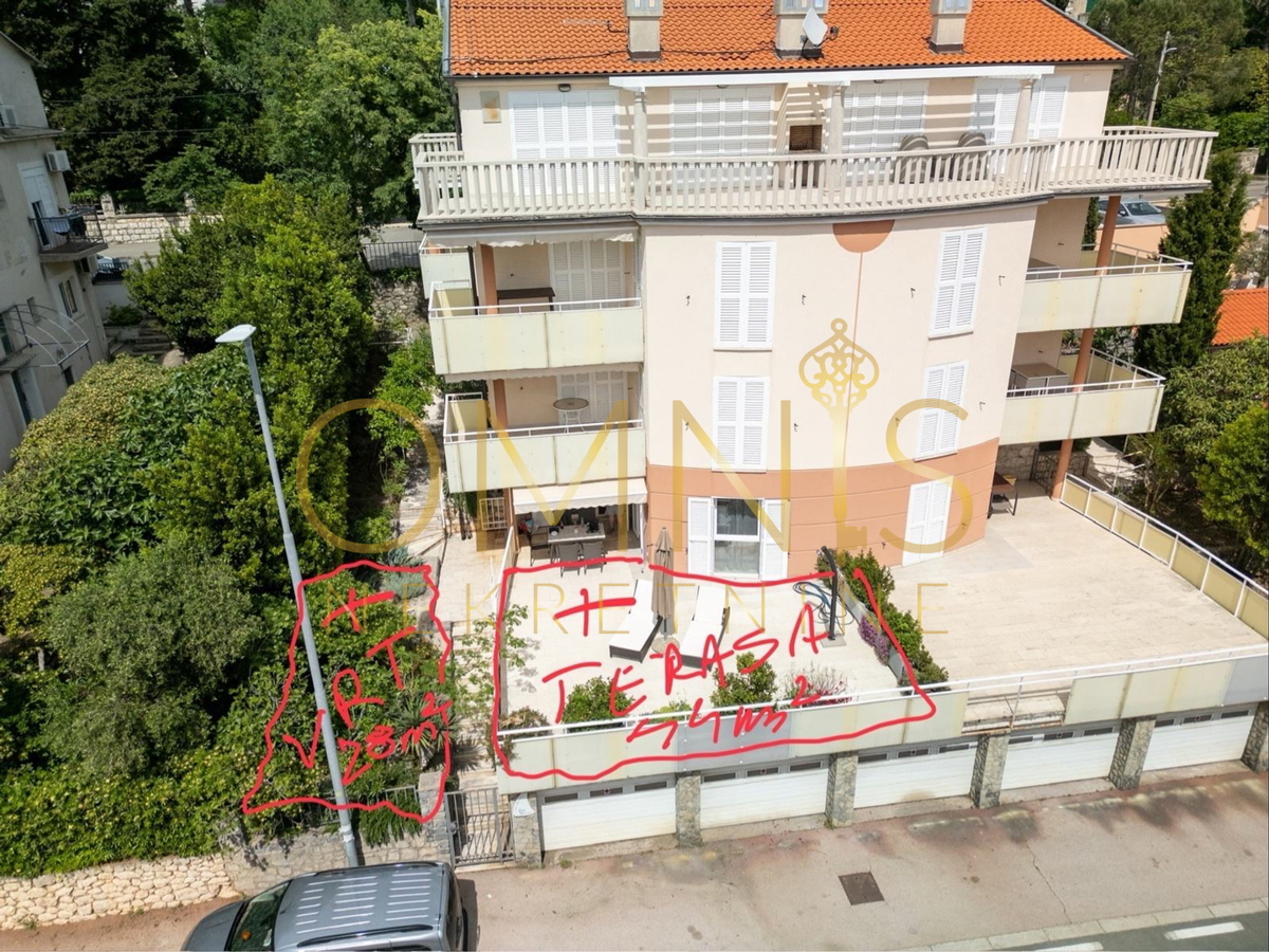 Stanovanje z veliko teraso in vrtom, 50 m od morja – Novi Vinodolski